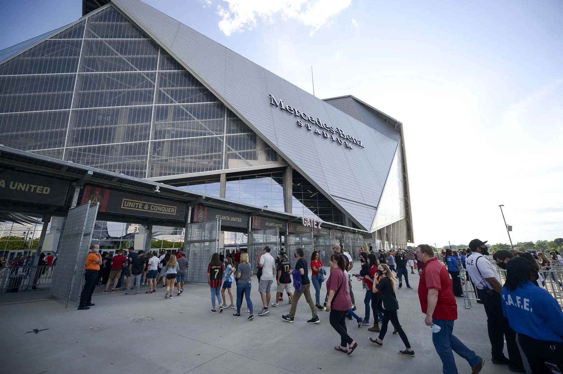 Mercedes-Benz Stadium in Atlanta, fans arriving on match day